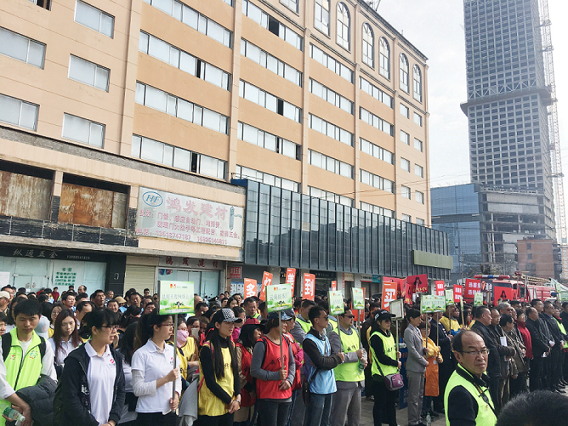 2017年3月5日，是我国第54个学雷锋纪念日。3月份的春天万物复苏，百花齐放。阳光透过淡薄的云层照耀着大地，它的万道金光愉快地普照着万物。春风拂面,是那么清柔,那么亲切,就像是雷锋的精神一直温暖着、鼓舞着我们!
